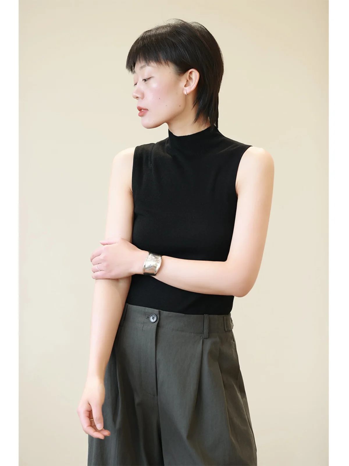 

Simplified Design Hollow out White Wool Knitted Vest Women's Retro High Collar Slim Fit Base irt Svel Top