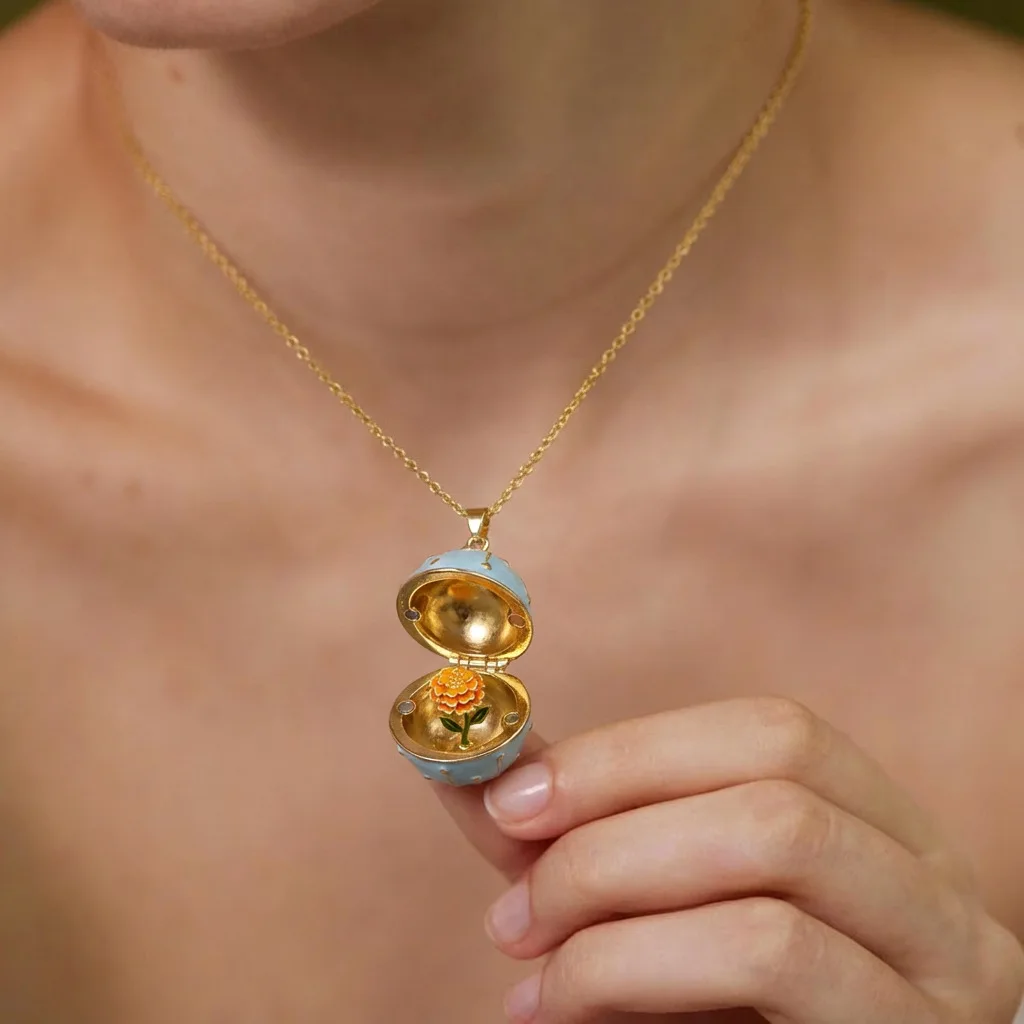 Kupferanhänger mit Emaille und einer Blumenkette, die geöffnet und geschlossen werden kann. Vintage-Schmuck für Damen. Geburtstagsgeschenk – Detail 3