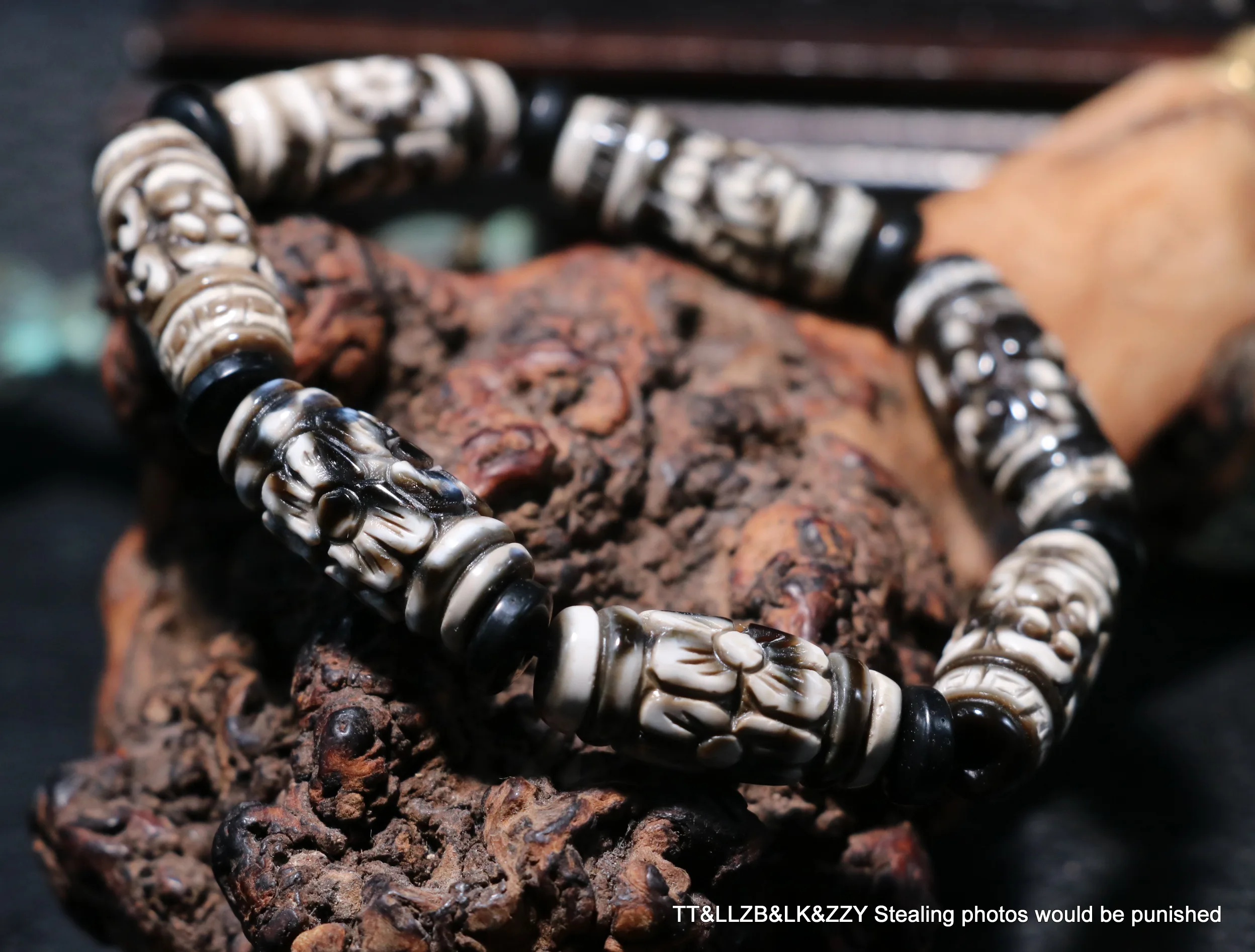 

Power Energy Tibetan Old Agate OM Lucky Cloud Sculptural Tube Dzi Bead Bracelet Men 2022 Amulet LZK Timestown UPD53