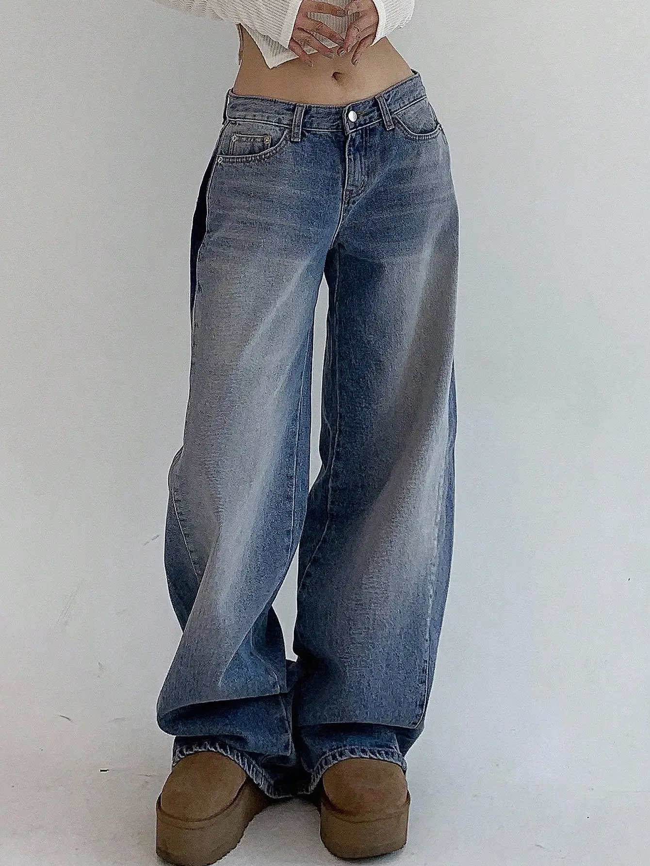 

Женские джинсы с широкими штанинами и высокой талией — повседневный уличный стиль, светло-синий цвет с эффектом потертости