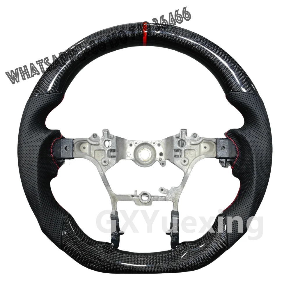 إطار عجلة القيادة من ألياف الكربون الحقيقية بتصميم رياضي مناسب لـ Hilux Fortuner Vigo LC79 مع خياطة حمراء