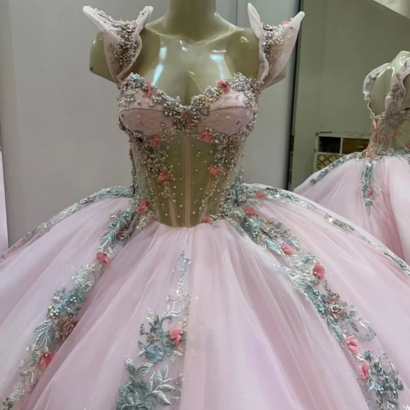 

Розовое платье Quinceanera с блестками и жемчугом, наклейка с кристаллами, 3D цветком, длинным хвостом и открытыми плечами, Vestidos De 15, Quinceanera ﻿ Настроить