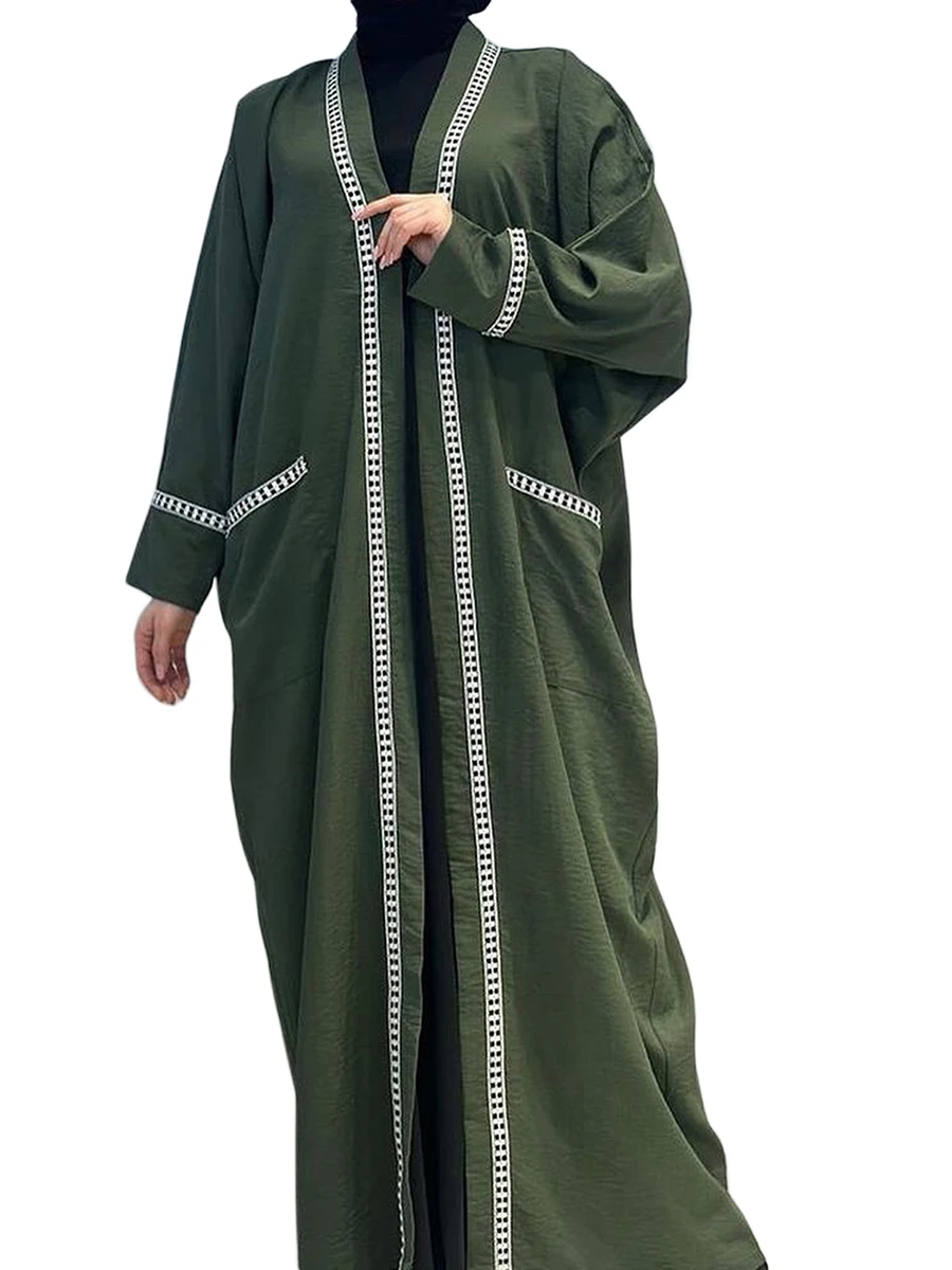 Robe caftan élégante pour femme avec accents de documents vibrants et silhouette fluide, parfaite pour toutes les occasions de saison