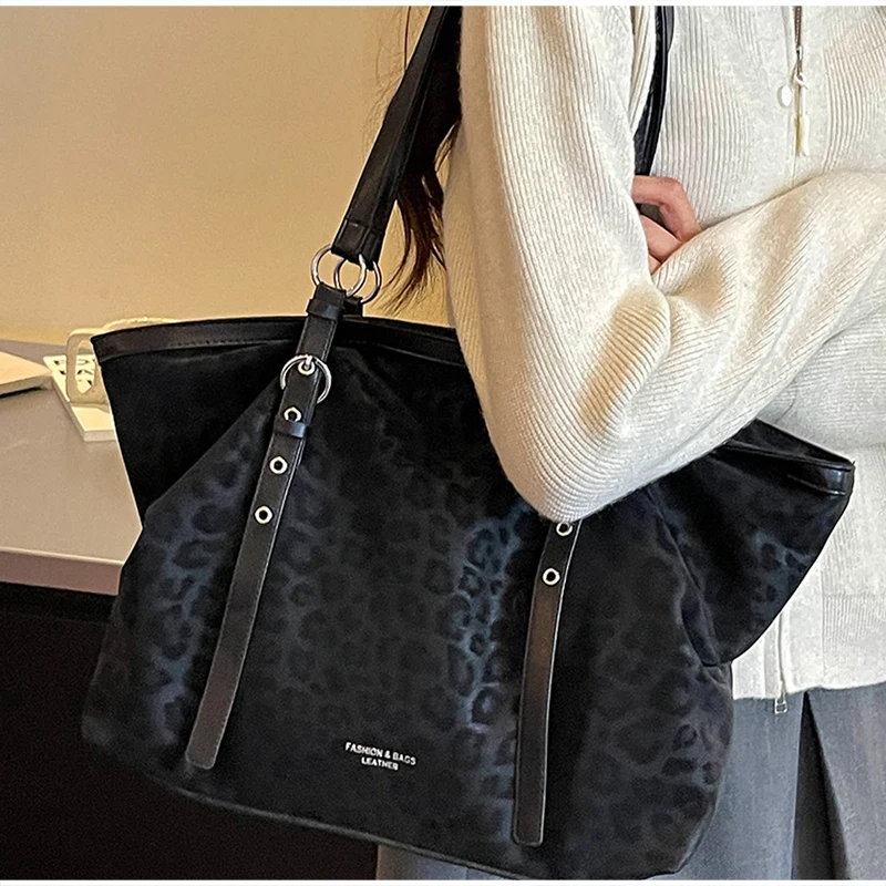 Vintage-Umhängetasche mit Leopardenmuster, Winter-Handtasche aus Kunstwildleder mit großem Fassungsvermögen, verstellbarer Riemen, Metallring-Dekoration, weiche Hobo-Tasche. – Detail 21