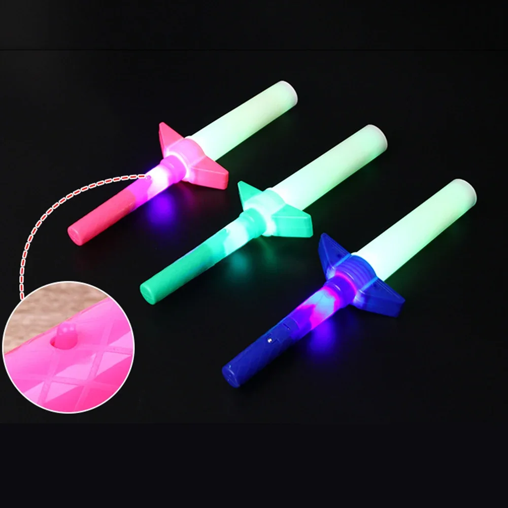 2 pezzi 4 sezioni estensibile LED bagliore spada giocattolo per bambini bastone incandescente puntelli per feste di concerto bastoncini luminosi colorati per il regalo dei bambini del partito