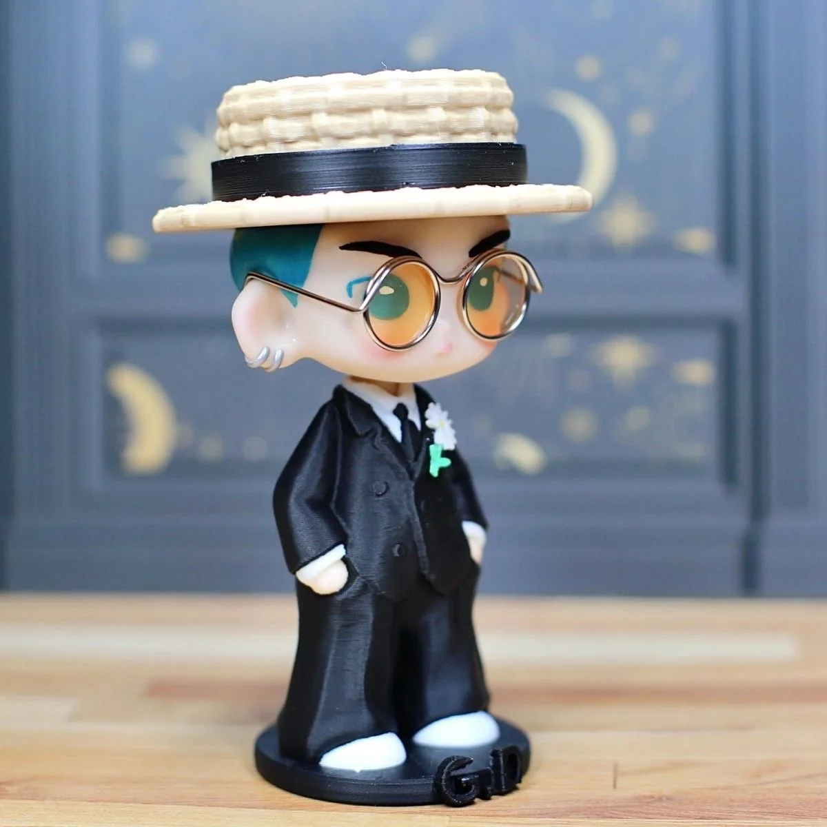 11cm Śliczna figurka G-Dragons Model Słomkowy kapelusz Okulary przeciwsłoneczne Styl garnituru PVC Figurka akcji Statuetka malarza Modle Lalka Zabawka Dla fanów Prezent