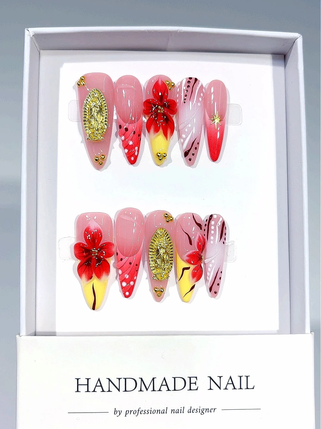 アーモンドシェイププレスオンネイル - レッドフローラル＆ゴールド聖母マリアデザイン、グリッターラインストーンフェイクネイル（女性用）（K038）