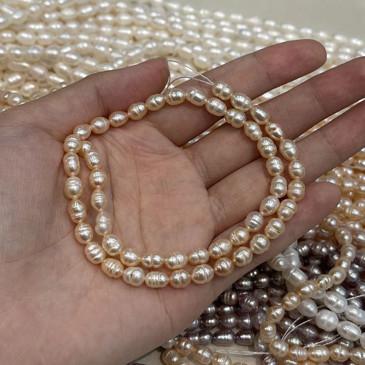 Ein 5-6mm großer Strang aus natürlichen Süßwasser-Reisperlen, barocke lose Perlen, 36cm, für DIY-Schmuckherstellung von Halsketten und Armbändern für Frauen. – Detail 7