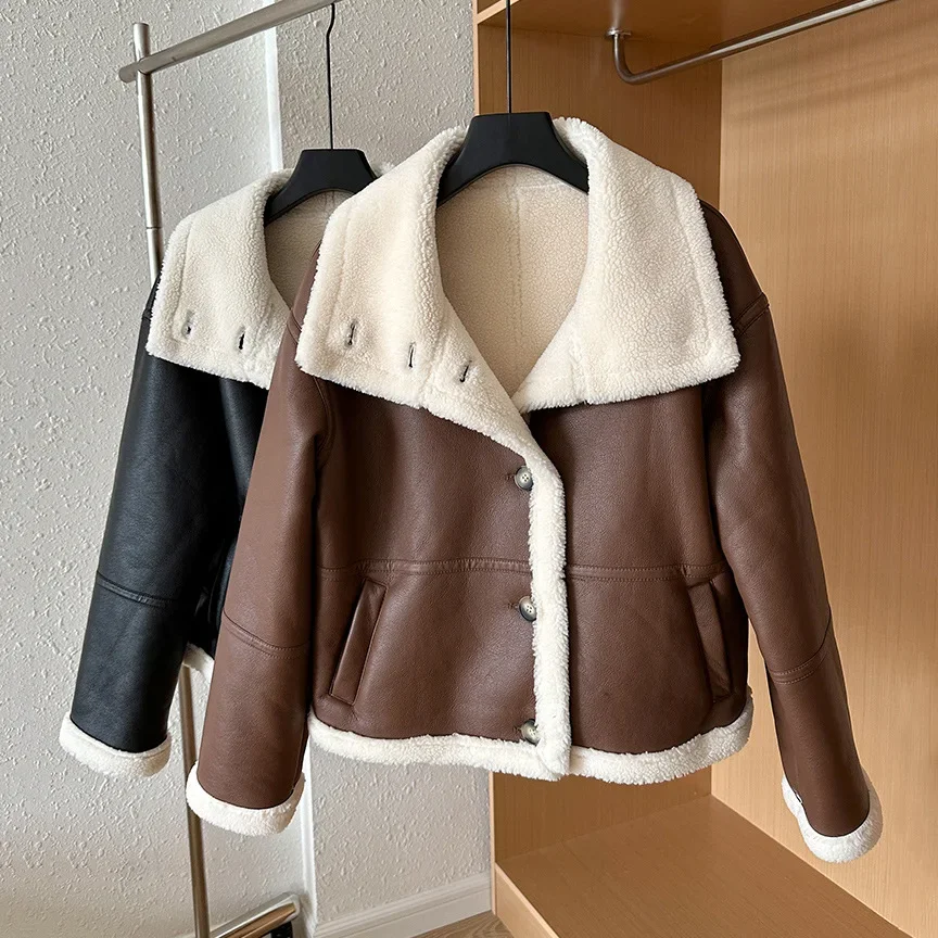 Nowa damska kurtka PU na jesień/zimę 2025, elegancka kurtka z wysokim kołnierzem i futerkiem jagnięcym.