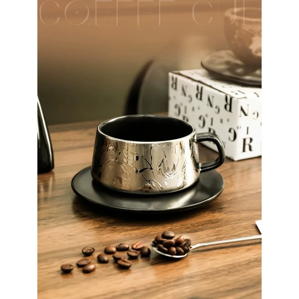 

Набор кофейных чашек и блюдец. Бытовая керамическая чашка. Высококачественная изысканная чайная чашка.