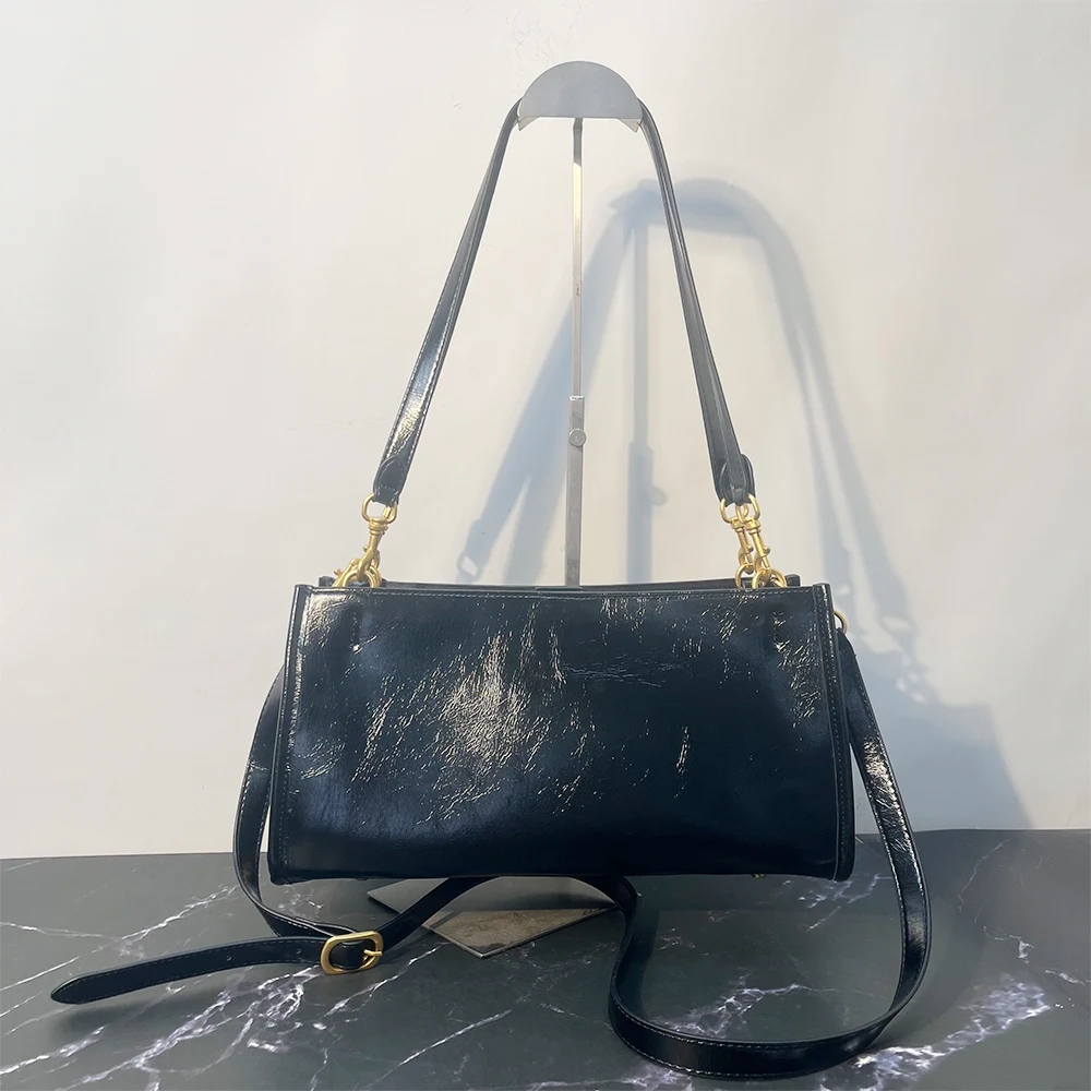 

Элегантная дизайнерская сумка для женщин с декоративными замками, из высококачественной искусственной кожи, с возможностью ношения на плече, в качестве кошелька или сумки через плечо.