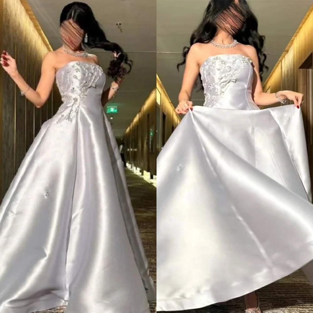 فساتين حفلات مخصصة من الساتان الفضي بدون حمالات، فستان سهرة رائع من الكريستال واللؤلؤ الكلاسيكي على شكل حرف A لحفلات العودة للوطن