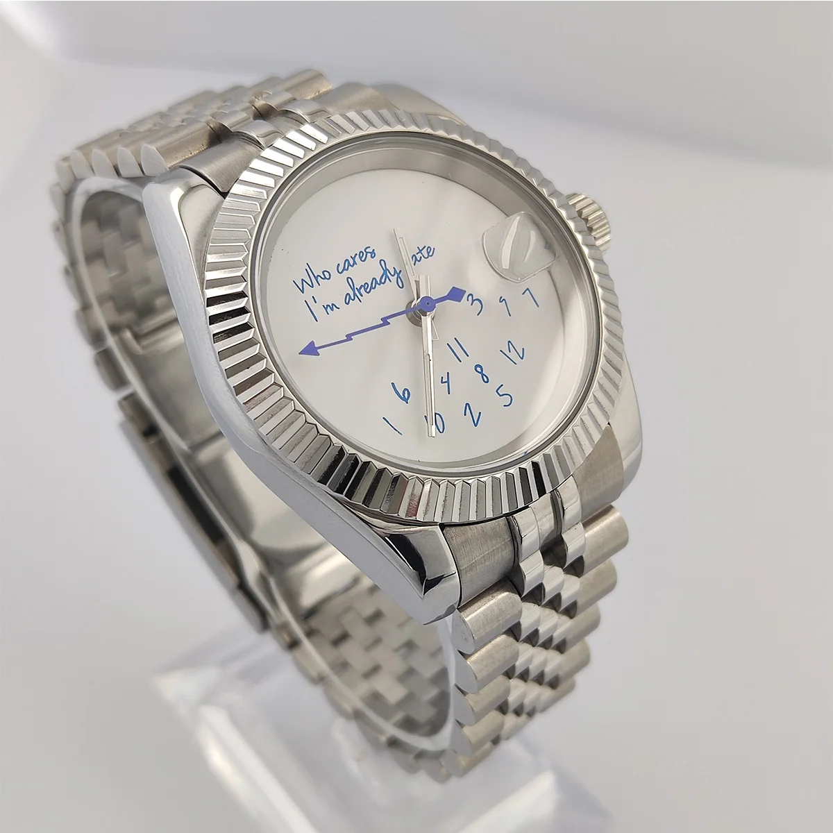 Cassa dell'orologio NH35 da 39 mm Chi importa sono già tardi Orologio con testo blu Quadrante in vetro zaffiro Orologio da uomo di lusso