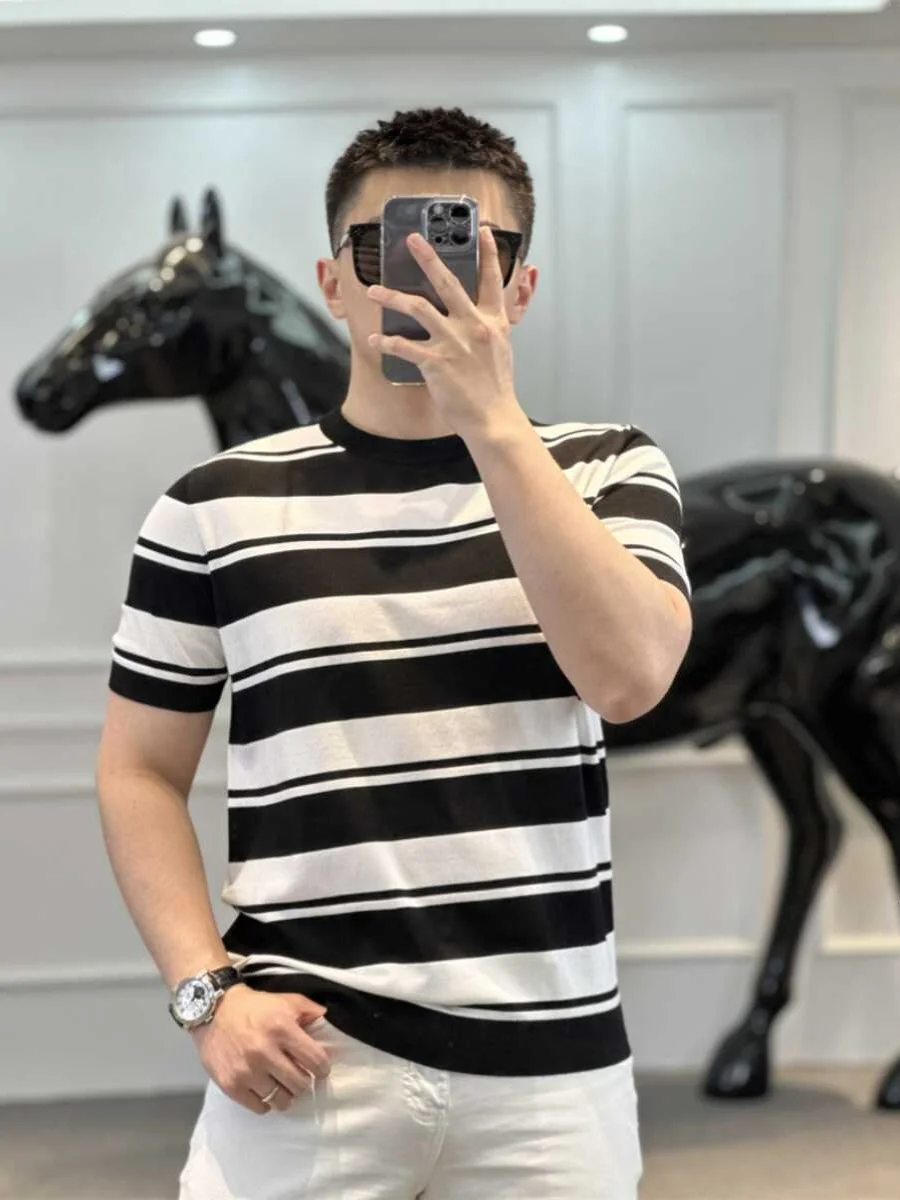 

Новая мужская футболка 2025 года: приталенная, с круглым вырезом, в полоску, свободного кроя, из шелкового хлопка и ледяного шелка, высококачественная, модная, повседневная, летняя.