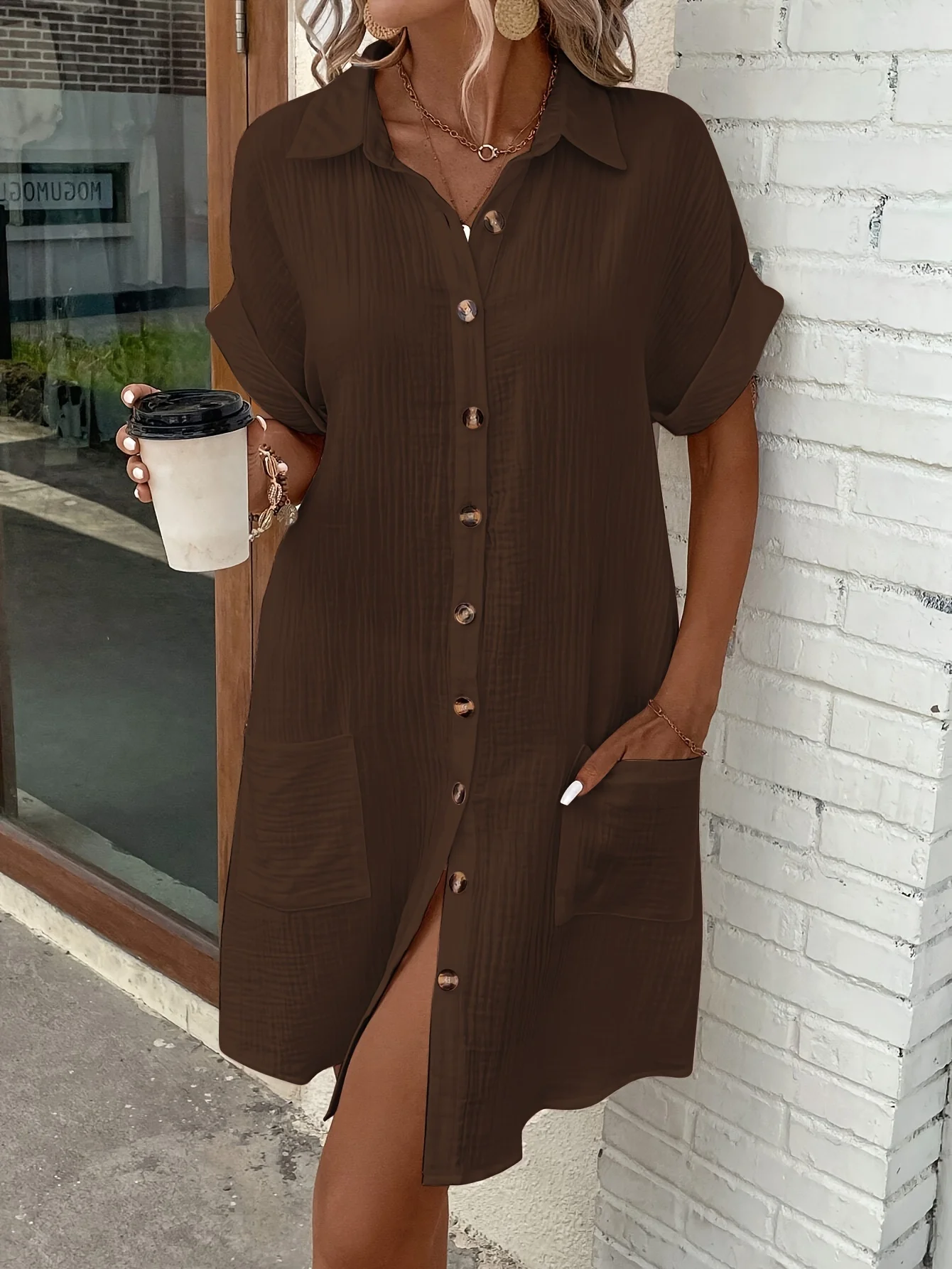 1. Einfarbiges, kurzärmeliges Damenkleid mit Kragen und einer Reihe Knöpfe, schlichtes und praktisches Taschendesign. – Detail 5