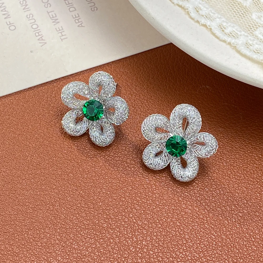 Stylish and simple grid hollow petal stud earrings for women's light luxury and versatile high-end super flash earrings