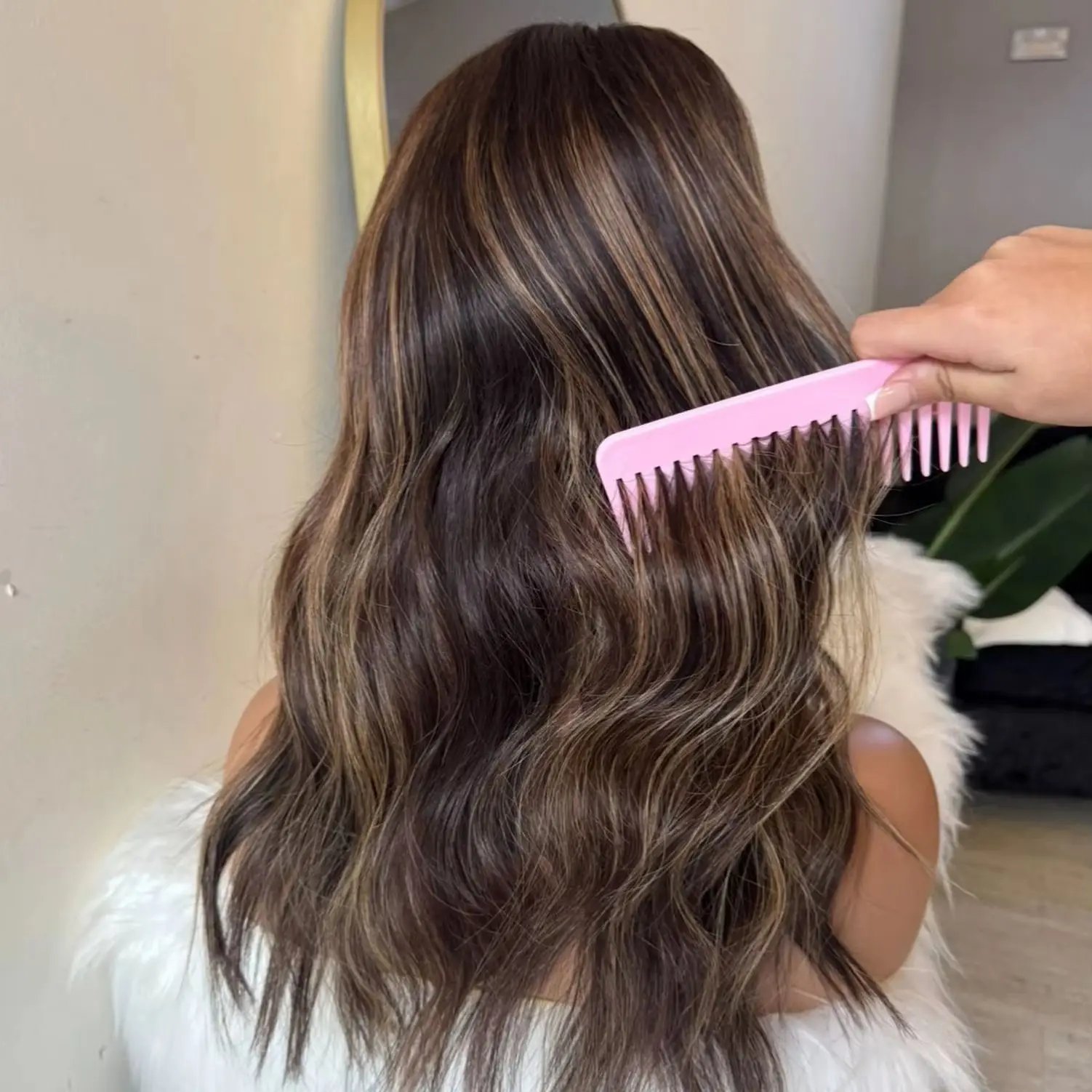 

18-дюймовый Ombre Темно-коричневый синтетический парик фронта шнурка Натуральный глубокий волнистый бесклеевой парик HD Парики шнурка Человеческие волосы Смесь синтетических волос