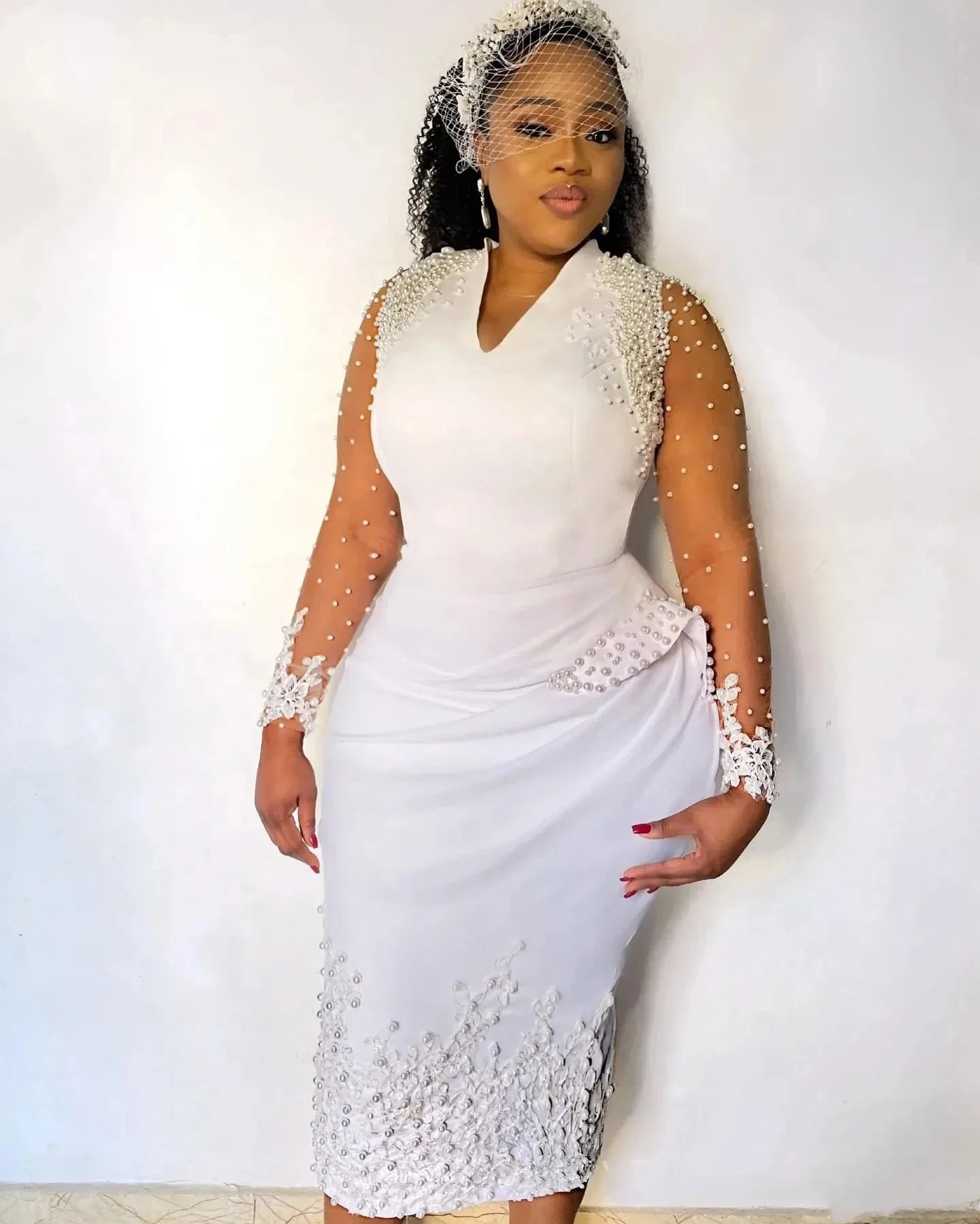 مخصص جديد فاخر اللؤلؤ صائق اللؤلؤ الديكور فستان الزفاف بأكمام طويلة الساتان فستان قصير الخامس الرقبة فستان رقص حفلة رسمية