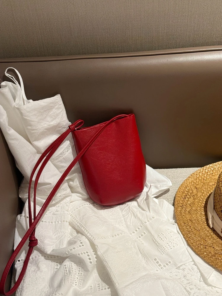 

Новинка 2023 года, кожаная сумка для телефона, маленькая дизайнерская женская сумка из воловьей кожи, наклонная сумка через плечо на одно плечо, модная сумка для пельменей, Pota...