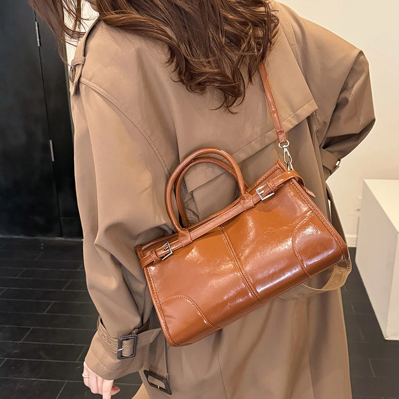 Stylish Minimalist Unique Vintage Fashionable Tote Bag With Letter Logo And Large Capacity For Casual Women Commuter Use