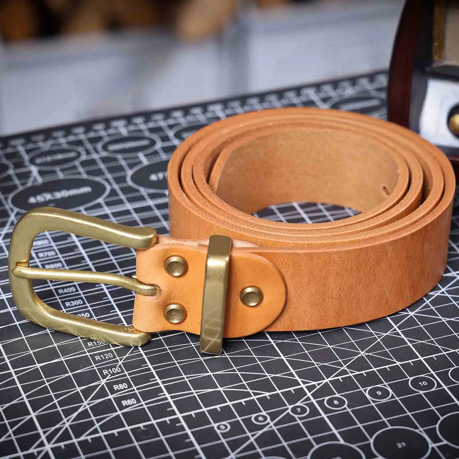 Vintage Echtleder-Herrengürtel mit Massiver Messingschnalle, Handgefertigter Casual-Dornschließen-Gürtel aus Verstärktem Italienischem Rindsleder mit Geschenkbox – Detail 13