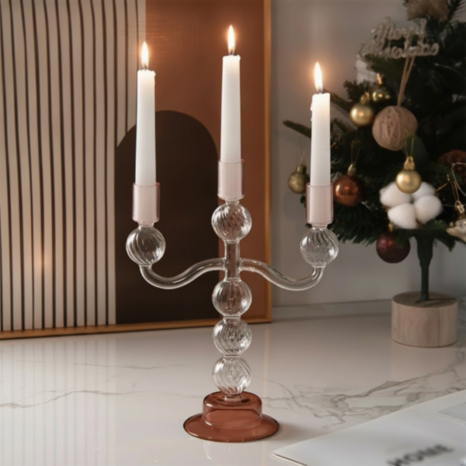 Fotografia 4: Candelabro de Três Braços em Vidro Rosa Claro Lustroso, Suporte para Velas com Braços Curvados
