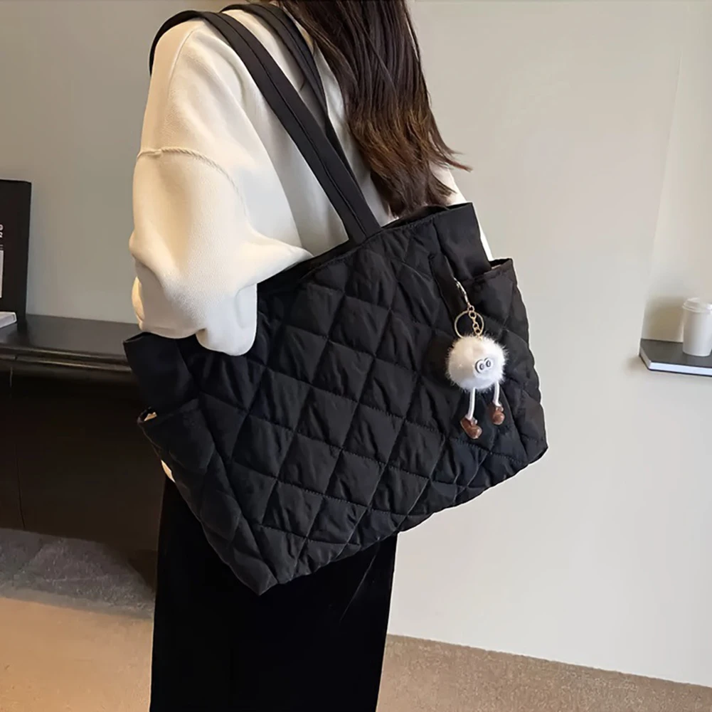 Gesteppte Puffer-Tragetasche mit Plüsch-Anhänger, Baumwoll-Manteltasche, modische Schultertasche mit hoher Kapazität für den Freizeiteinkauf auf dem Weg zur Schule – Detail 10