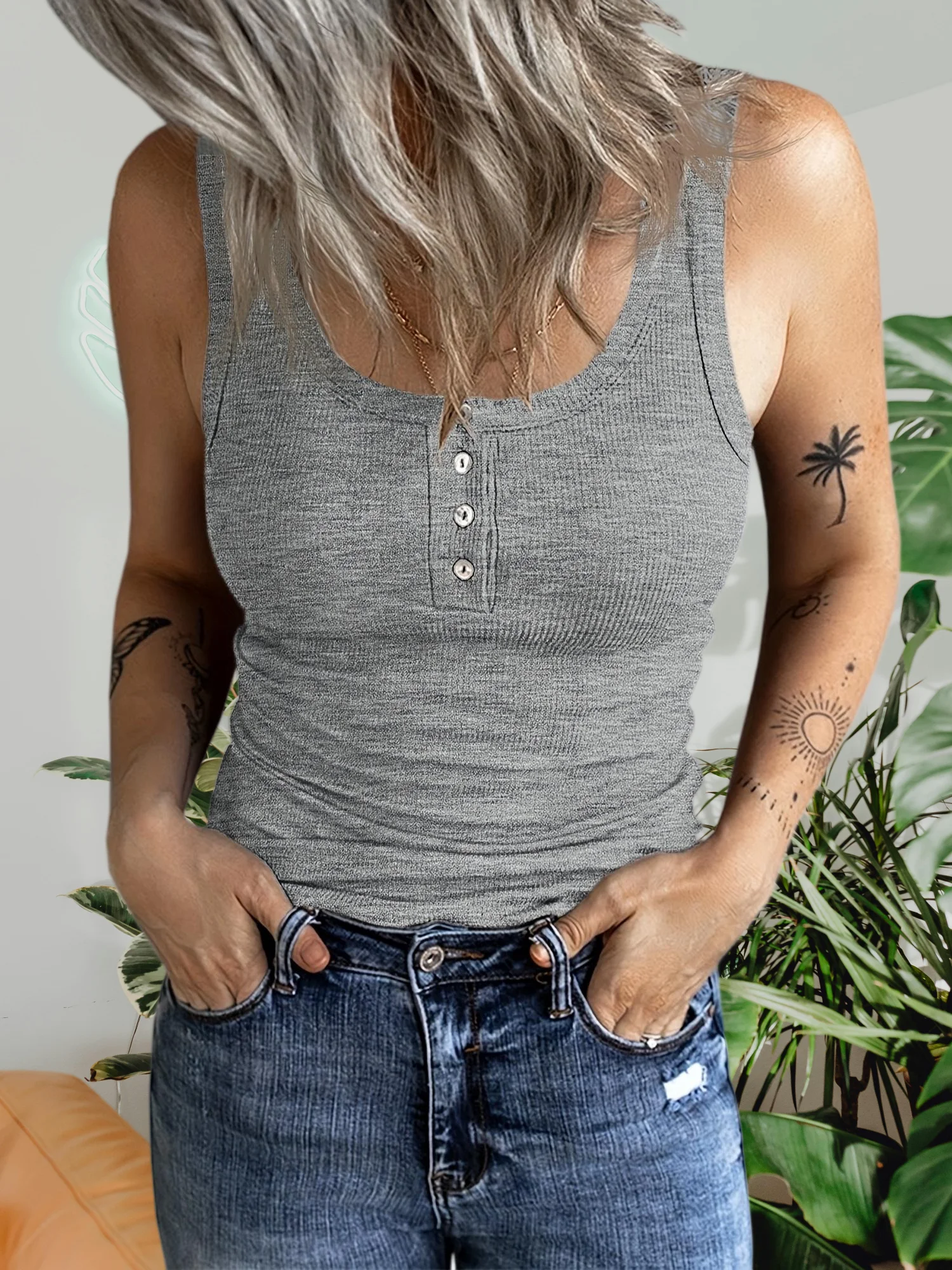 Damski prążkowany top typu henley - letnia bluzka bez rękawów z okrągłym dekoltem, dopasowany krój, codzienna koszulka na ramiączkach