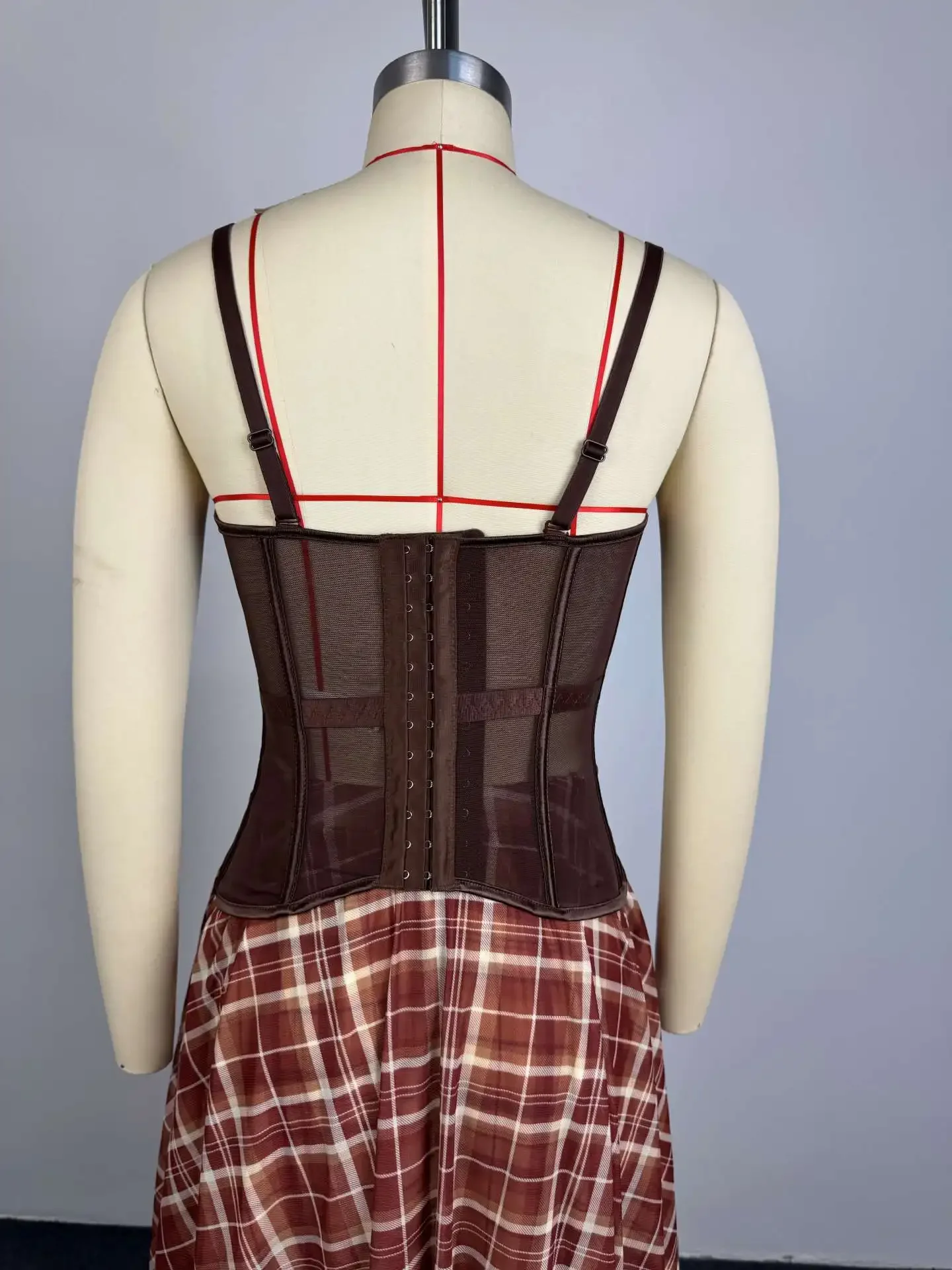Sommerliches 2-teiliges Outfit-Set für Damen: Vintage-Karo-Midirock mit hoher Taille, schmaler Passform und unregelmäßigem Saum, passendes Casual-Rock-Set – Detail 5