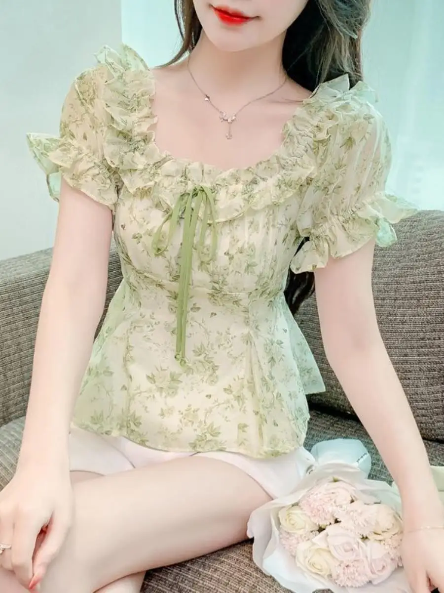 conjunto-de-duas-pecas-elegante-e-moderno-blusa-de-chiffon-estampada-de-manga-curta-com-cintura-marcada-e-saia-perfeito-par