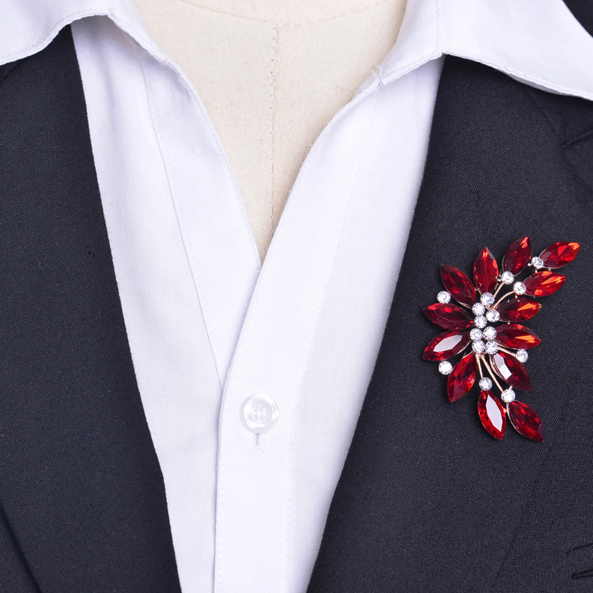 明るい赤色のクリスタルリーフ型ブーケブローチラインストーンウェディングブライダルコサージュ、ブライズメイド、プロム、特別な機会、女性用