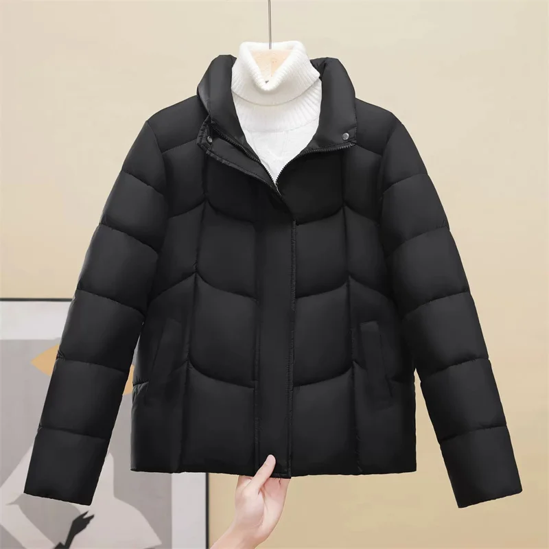เสื้อแจ็คเก็ตฤดูหนาวปี 2026 เสื้อผ้าผู้หญิง แจ็คเก็ตพาร์กาสั้น อุ่น แขนยาว ซิป สตรีทแวร์ แจ็คเก็ตพัฟเฟอร์ เสื้อโค้ทผ้าฝ้าย ดีไซน์เก๋ สีดำ