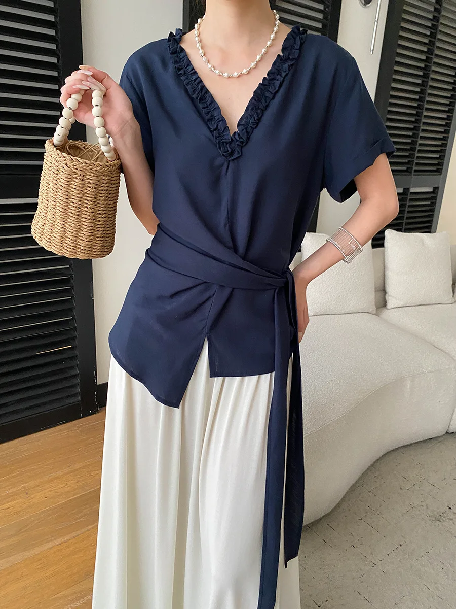 Sommerliches Damen-Shirt in unifarbenem Design mit V-Ausschnitt, Bördelkante und Taillenband, Kurzarm – Detail 28