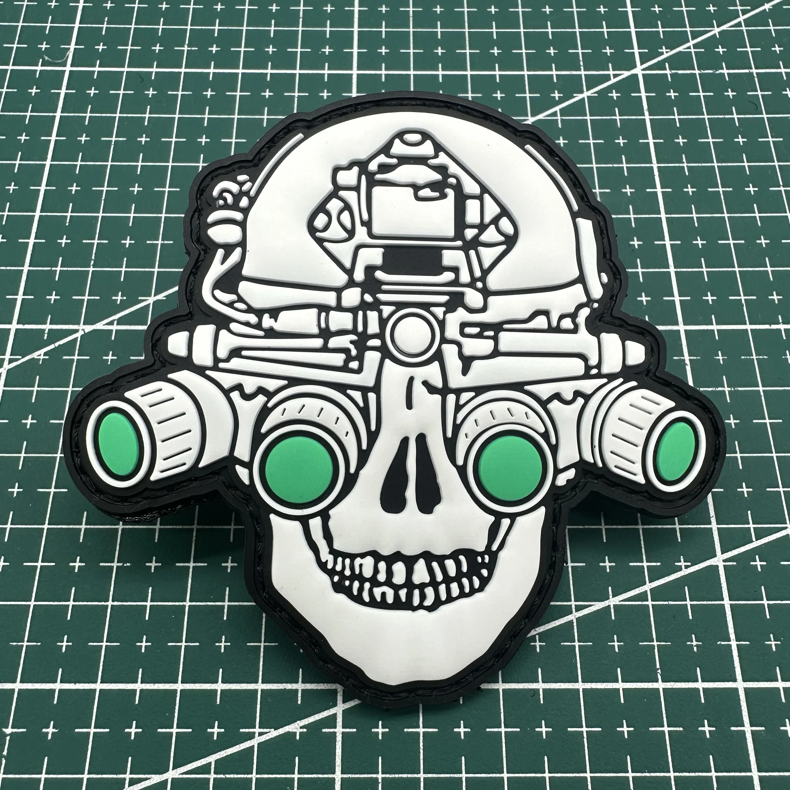 Luminous Night Vision Skull Head Magic Patch Chapter Arm Bae Tactical Helmet Mor Bae Outdoor Bapa Emblem Stier