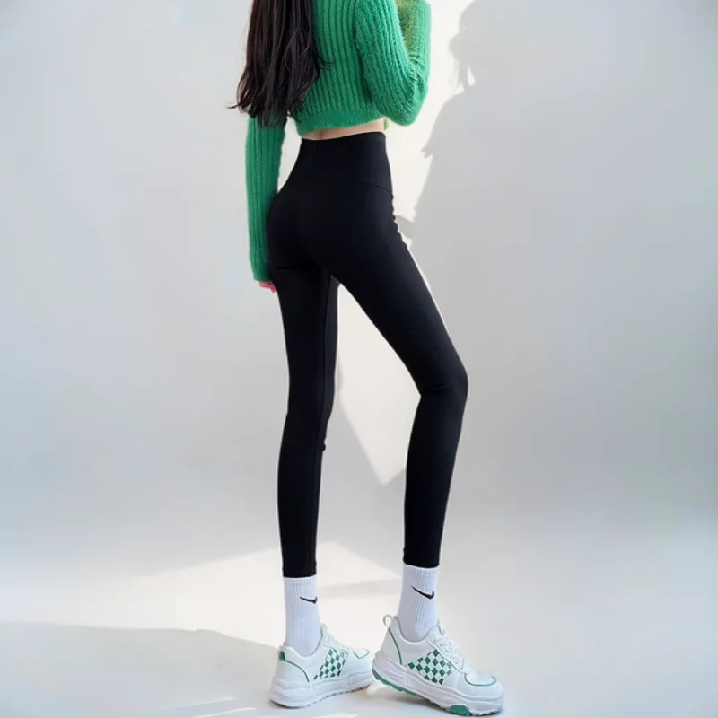 เลกกิ้งผู้หญิงสำหรับทำงาน ทรงขากว้าง ดีไซน์เว้าช่วงขา ป้องกันการโป๊ กระชับพอดีตัว ออกแบบมาเป็นชุดออกกำลังกาย ยาวคลุมเท้า ทันสมัย