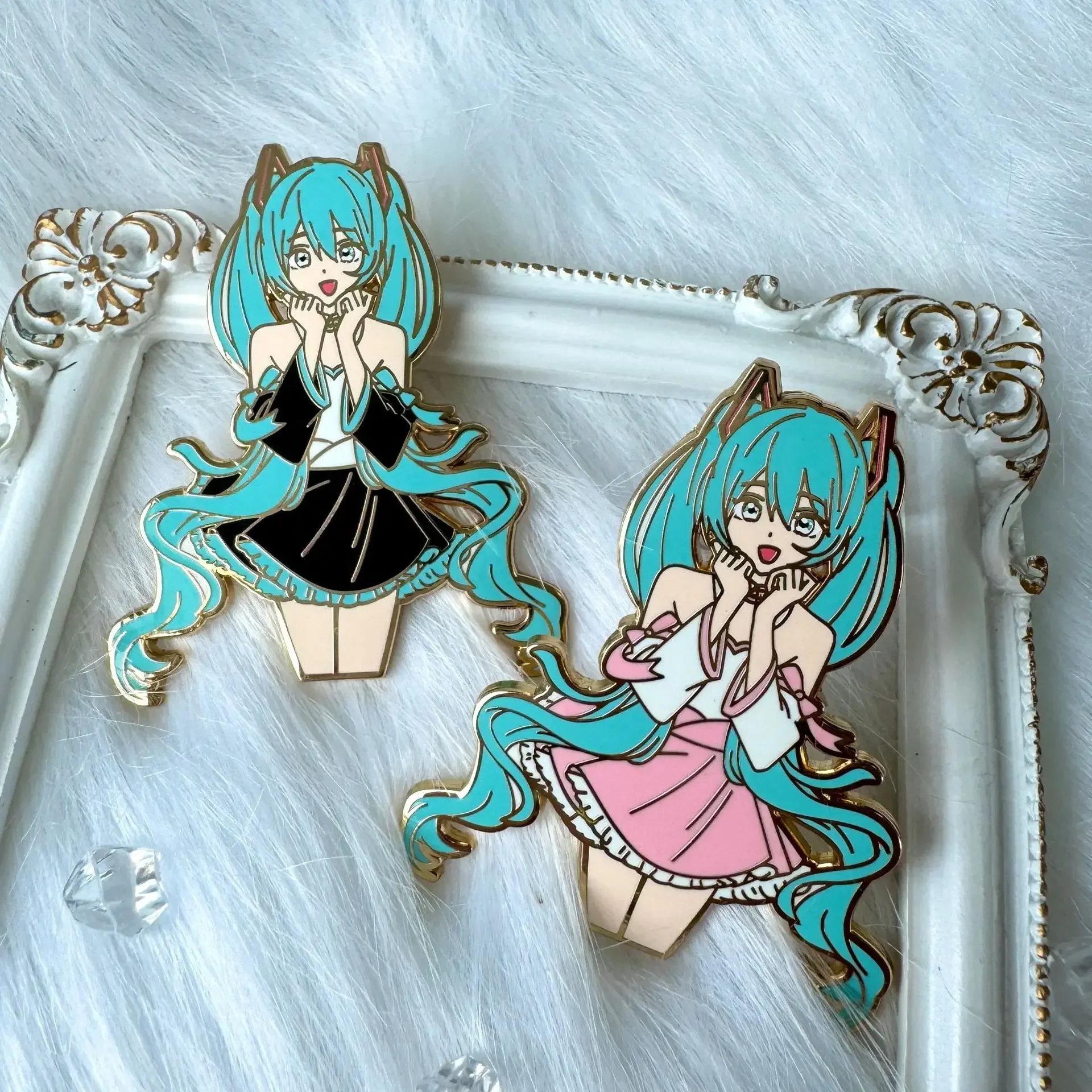 BANDAI-insignia de Metal Hatsune Miku, broche de Metal esmaltado de imitación, accesorio bonito de Anime japonés, regalos de navidad