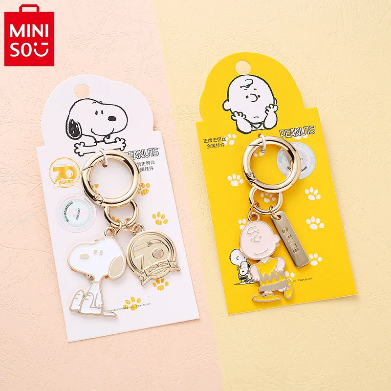 

MINISO Snoopy anime metal keychain 70th anniversary new cartoon cute car keychain student school bag decoration pendant gift