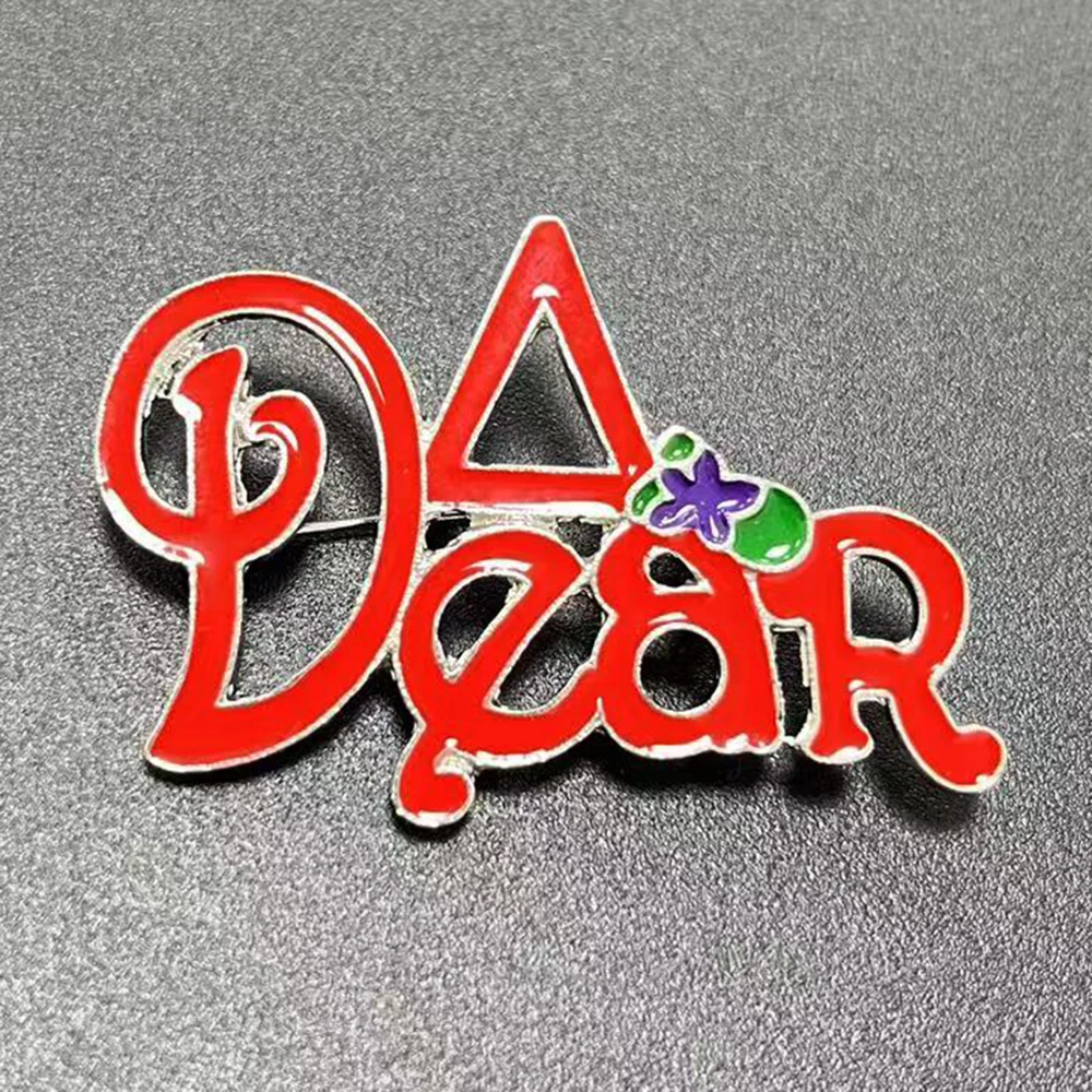 Elegante Broche de Metal Rojo Esmaltado con Letras Griegas de la Sororidad Violet Delta, Joyería para Mujer, Ideal para Regalo
