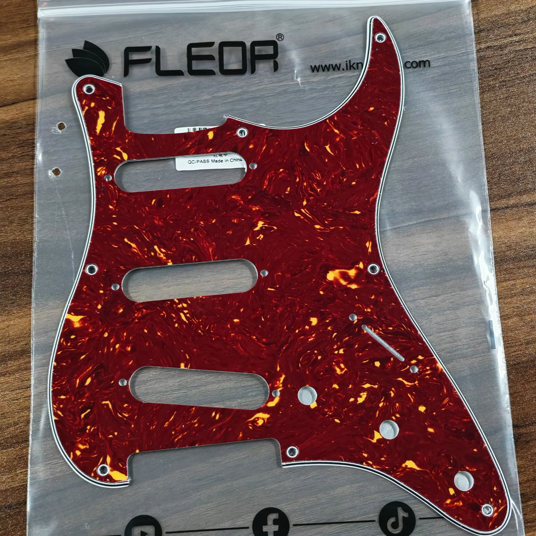 FLEOR レッドトータスST エレキギターピックガード 8 - Electric Guitar Pick Pack のレビューと価格