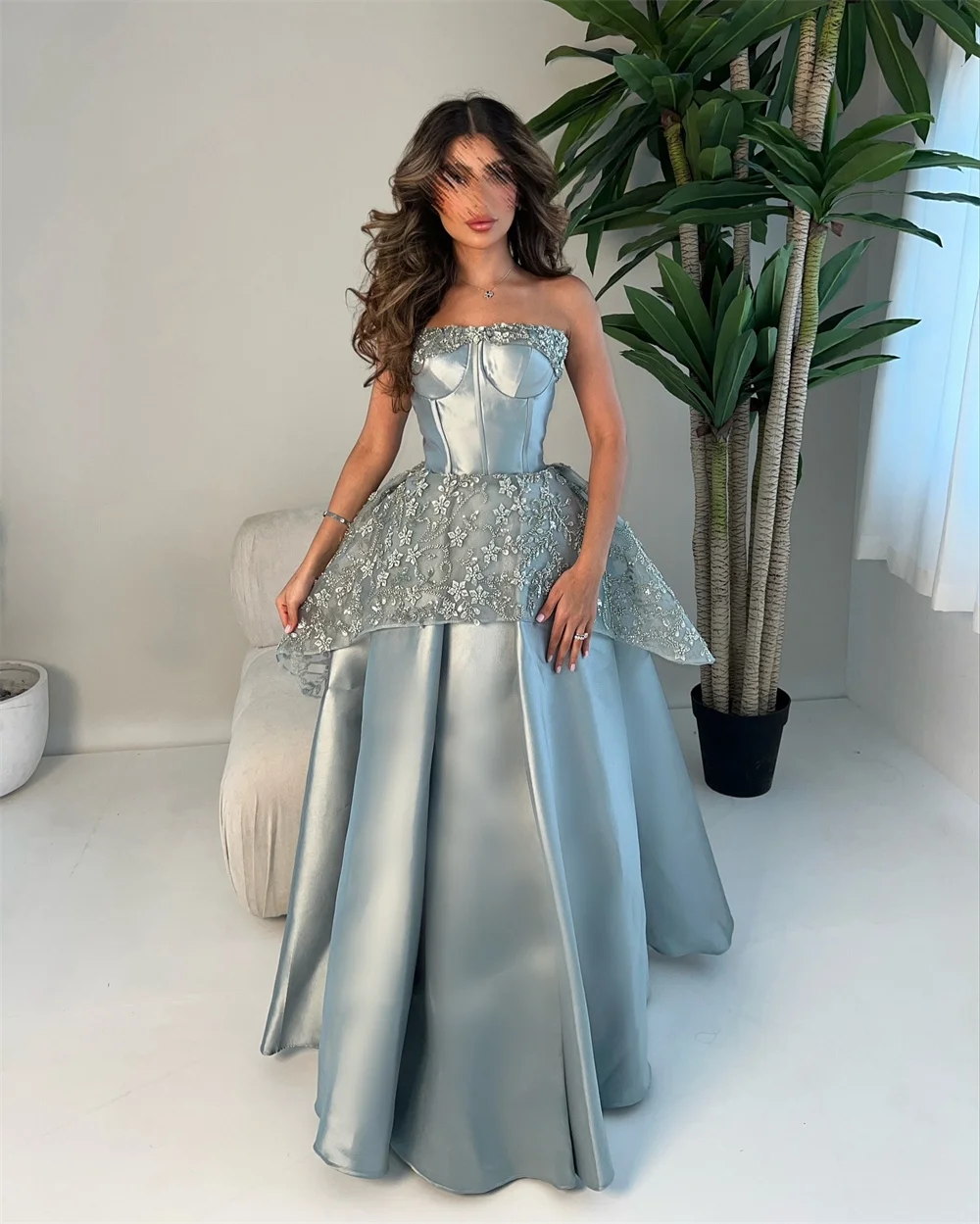 Abito da sera personalizzato Abito formale da ballo senza spalline Lunghezza pavimento Gonne con paillettes Drappeggiato con perline di tulle Senza