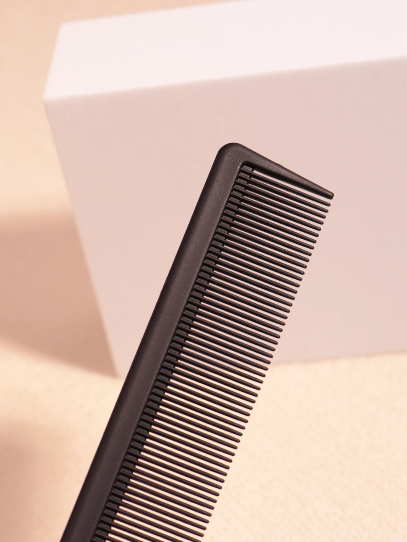 1 Stück Kunststoff verdickter hitzebeständiger spitzer Pferdeschwanz mit dichten Zähnen Designkamm Haarstylingkamm Speziell für Echthaarperücken