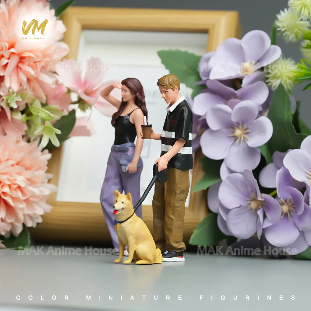 مطبوعة رائعة الوجه 1/24 1/18 المألوف زوجين حمل حقيبة فتاة المشي الكلب الصبي الشكل دمية نموذج المشهد لعبة الديكور