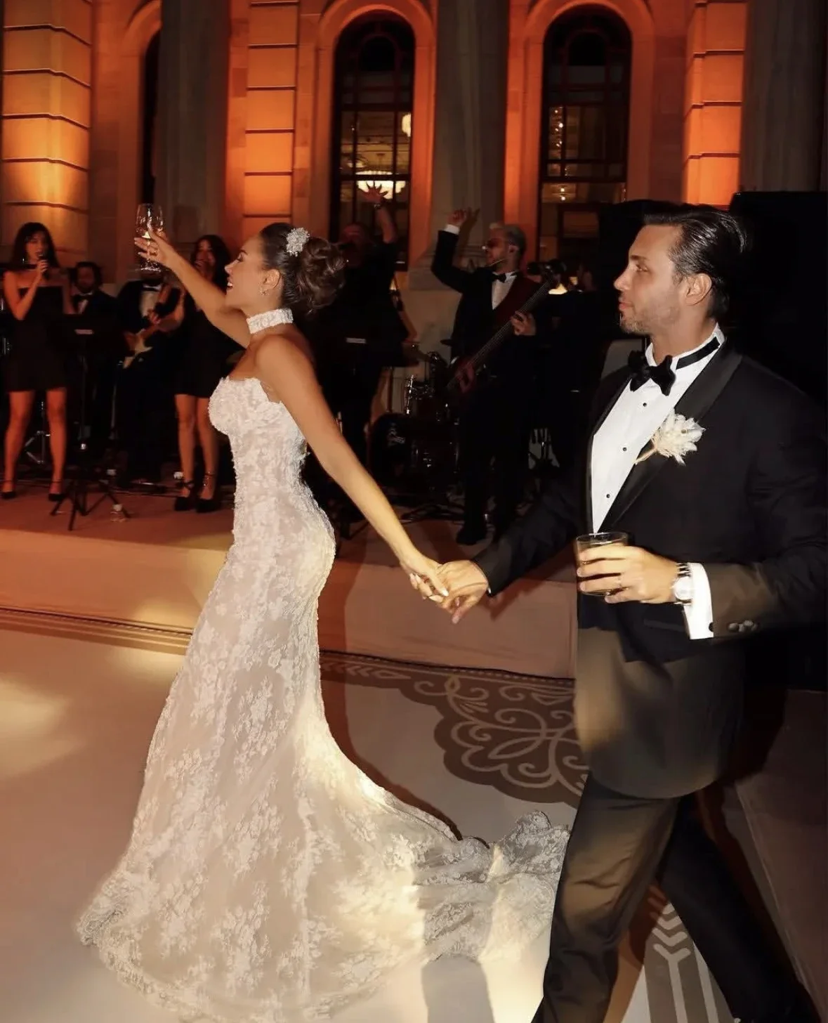 ชุดแต่งงานทรงเมอร์เมดผ้าลูกไม้สีงาช้างแบบปรับแต่งได้ พร้อมซับในสีแชมเปญ แขนยาวแบบเปิดไหล่