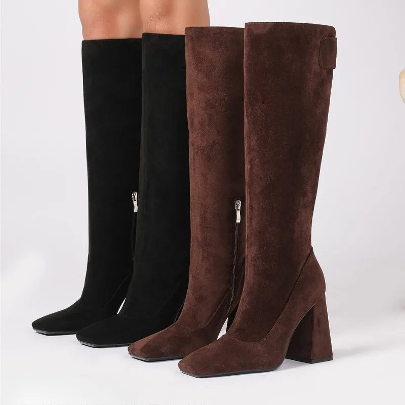 

Высококачественные замшевые сапоги до колена на массивном каблуке. Женские модные зимние тонкие длинные сапоги с квадратным носком. Женская дизайнерская обувь на боковой молнии.