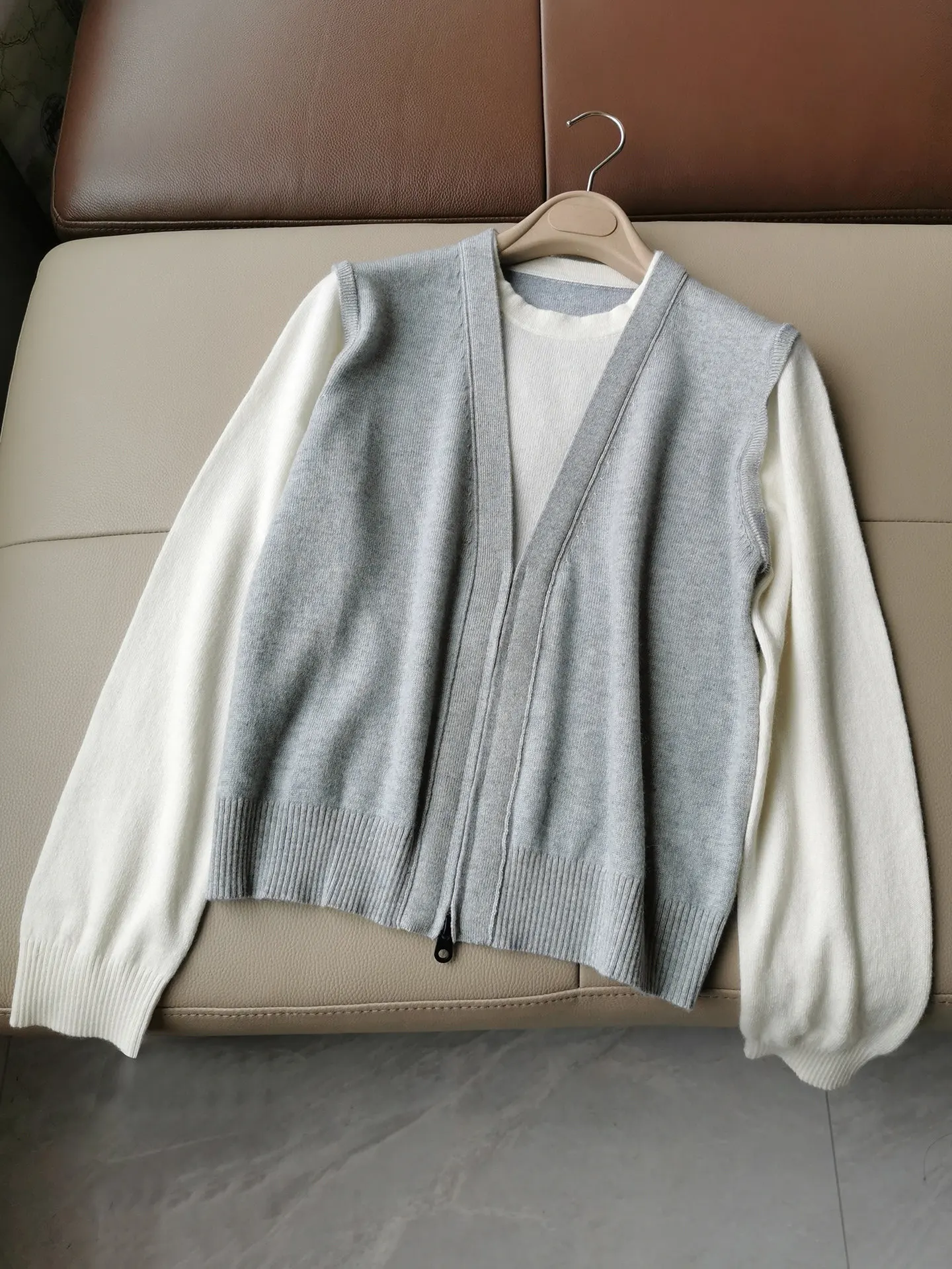 2026 Women's Autumn Winter New Cashmere Long Sleeved Round Neck Color Blocked Knitted Pullover Top