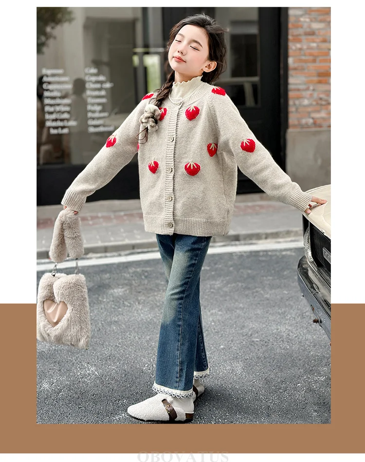 Hochwertige Kinder-Strickjacke in Khaki mit Erdbeer-Motiv für Mädchen, Lässiger Knopfpullover, Modische Strickoberteile für Teenager, Kinder-Streetwear – Detail 4