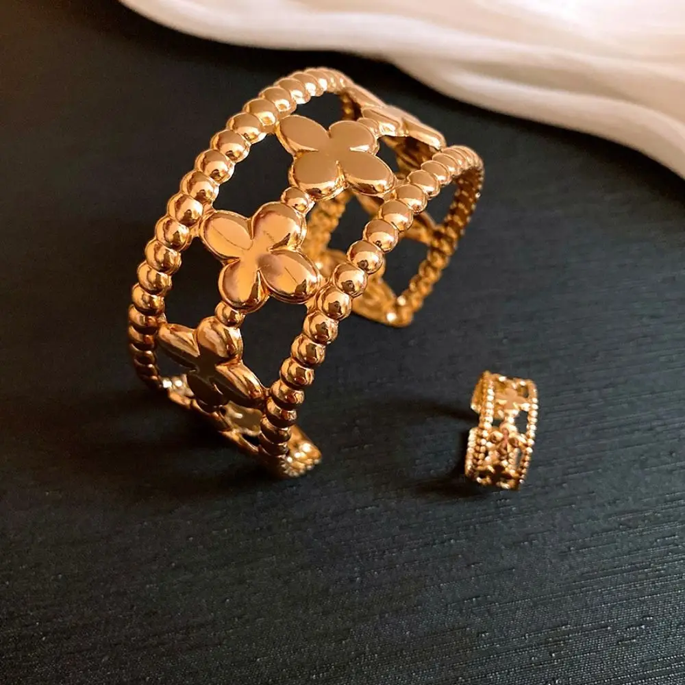 Exquisito brazalete de flores con forma de trébol, diseño floral, brazalete de flores huecas, técnica de fundición, brazalete ancho, pulsera abierta para niñas