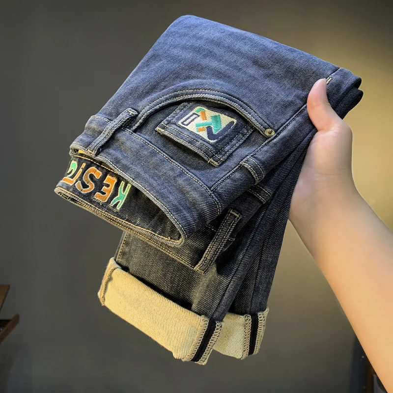 

Новинка 2025 года, мужские джинсы, облегающие эластичные брюки на маленьких штанинах, повседневные универсальные утягивающие трендовые брюки с вышивкой и принтом