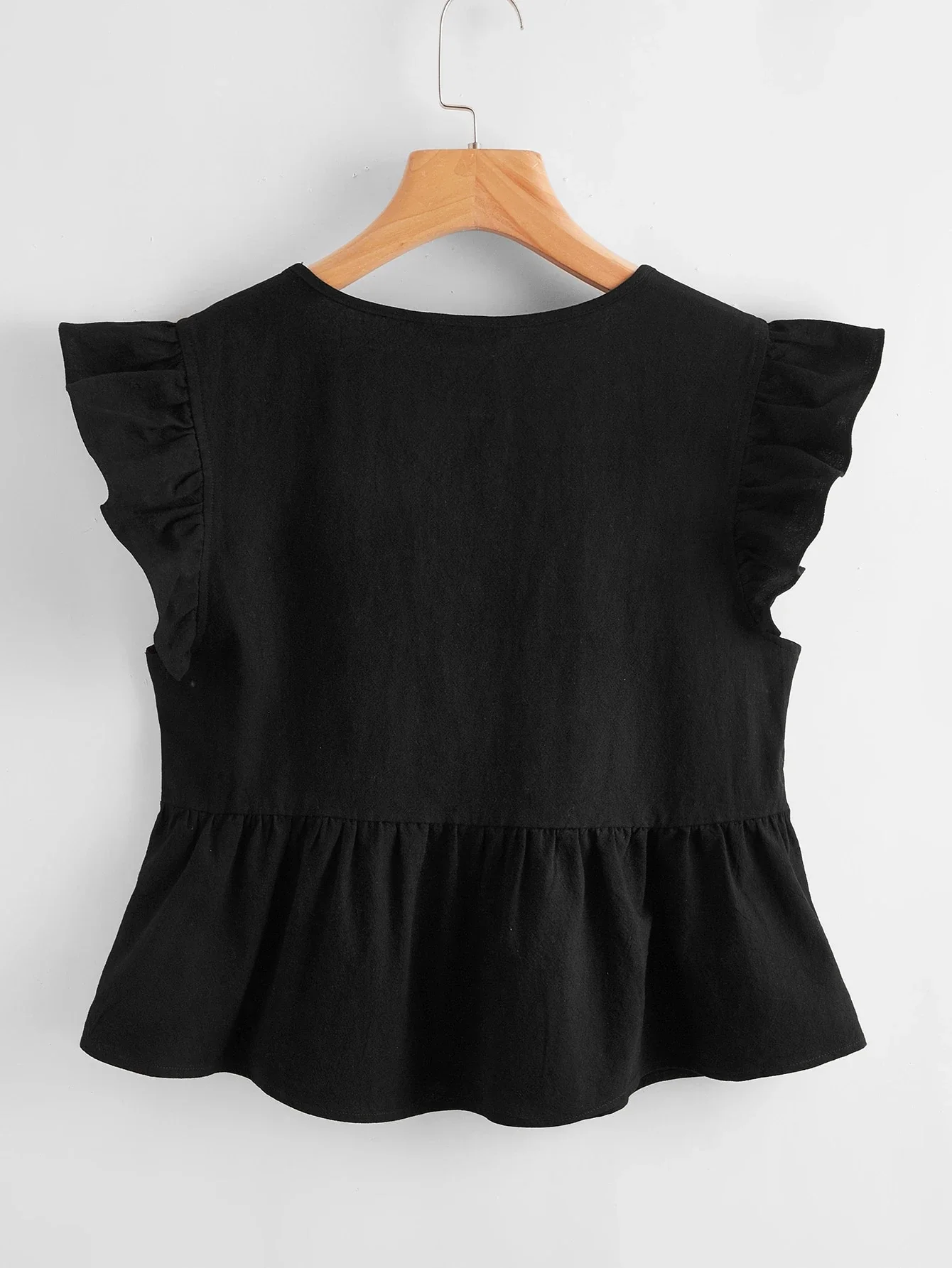 

Женский черный топ с пеплумом, рукавами-бабочками и рюшами по низу