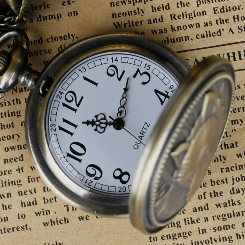 Bronze Retro Wolf Engraved Quartz Pocket Watch Clamshell Style Men and Women Vintage Necklace Watch Pendant Accessories